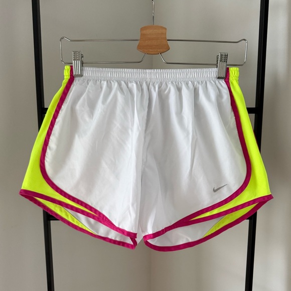 Bundle of 4 Women’s Nike Shorts, size M - Picture 2 of 9